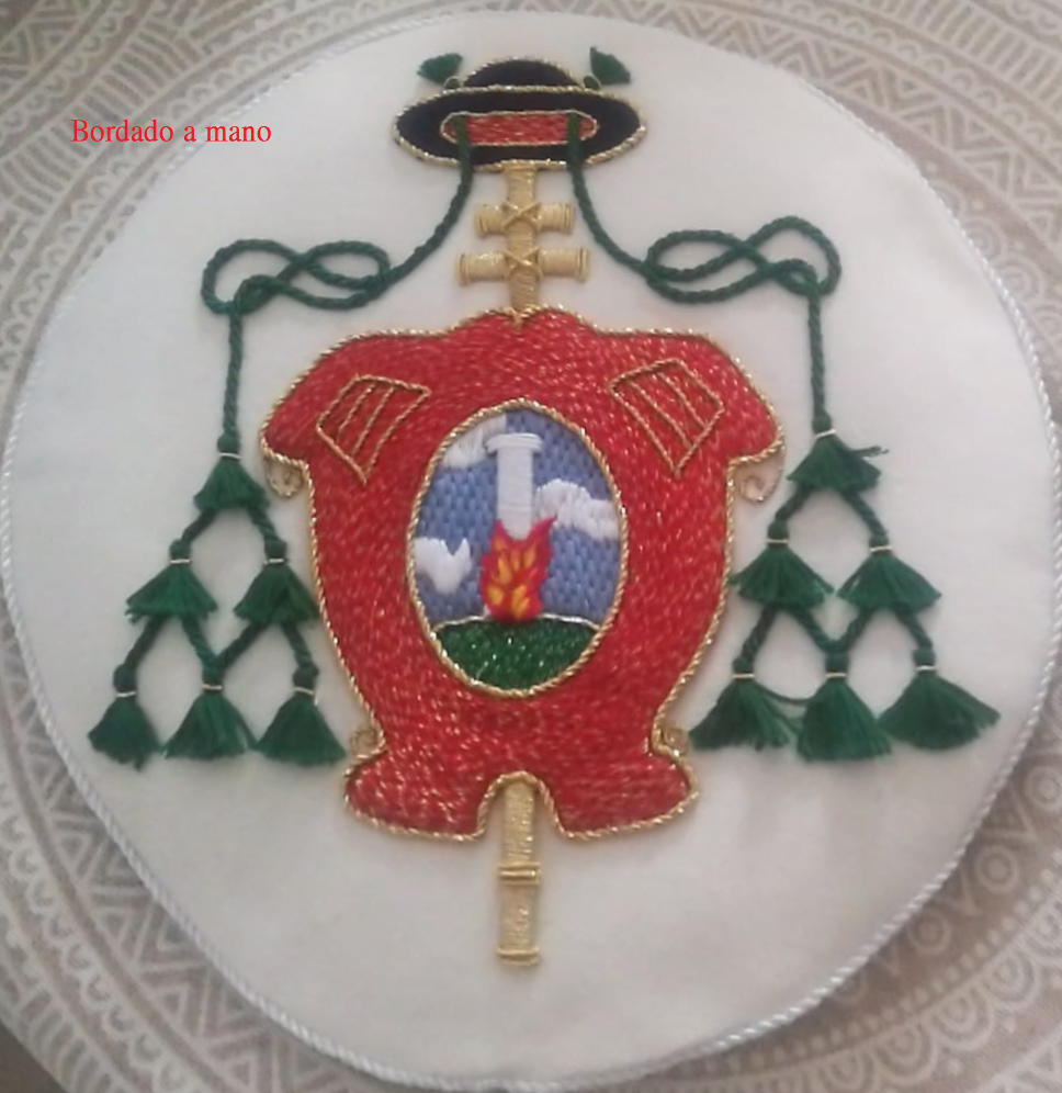 Escudo bordado a mano Macarena capa